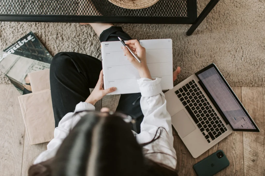 A student managing studies and online work efficiently, highlighting key tips for earning money online as a student in India.